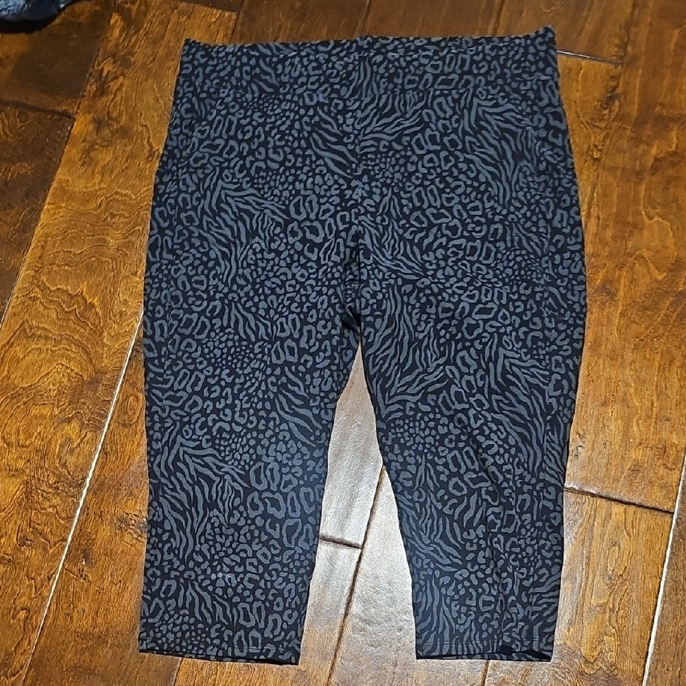 Torrid Sz 2 Animal Print Pedal Pusher Leggings - NWOT